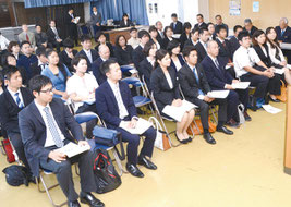 新任教職員歓迎の集いが行われた=1日、石垣市商工会館ホール