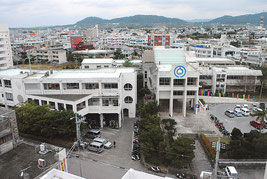 老朽化が進む石垣市の現庁舎。新庁舎をどこで建て替えるのかが住民投票で問われる(資料写真)