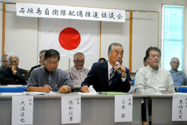 記者会見する石垣島自衛隊配備推進協議会の三木会長(右から2番目)ら=2日午後、大浜信泉記念館