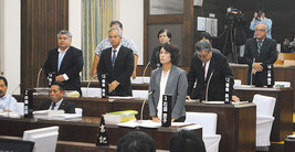 陸自配備反対の請願に起立して賛成する野党。賛成少数で否決された=18日午前、議場