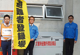 石垣市中央運動公園の屋内練習場など市内25ヵ所に備品ボックスが設置された=31日、屋内練習場