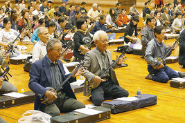 演奏を楽しむ参加者ら=4日午後、市総合体育館