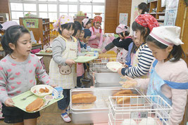セレクト給食を行っている八島小学校。この日は「揚げパン」が登場した=25日、八島小学校