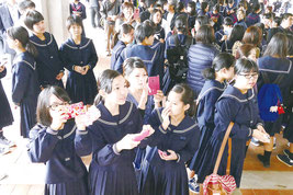 合格を喜び記念撮影する受験生=16日午前、八重山高校