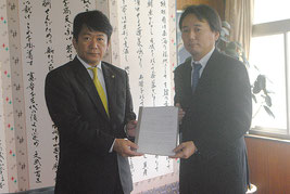 中山市長に答申書を手渡す神谷委員長=24日午前、市役所