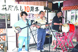 民謡ライブを行う鳩間ファミリー=2日午後、鳩間島