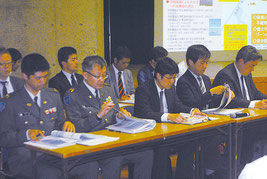 住民説明会に出席した防衛省の職員。中山市長は説明会の再開催を要請する考え=22日夜、市民会館中ホール