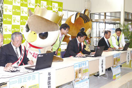e―Taxを体験する三首長=16午前、離島ターミナル