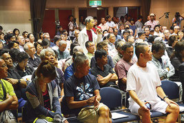 大勢の参加者で埋まった石垣島への自衛隊配備に関する住民説明会=22日夜、市民会館中ホール