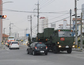 PAC3を搭載した自衛隊車両=6日午後、サザンゲートブリッジ前(写真は一部加工しています)