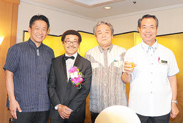 国際ボクシング殿堂入り記念祝賀会に駆け付けた3市町長と具志堅氏(左から2人目)=28日、那覇市・パシフィックホテル沖縄