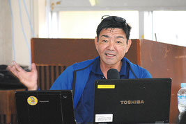 仕事と家庭の両立をテーマに講演する上江洲さん=19日午後、市役所