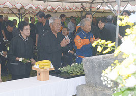 明和の大津波遭難者慰霊祭が行われた=24日、宮良