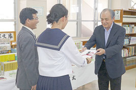 小成校長らに目録を贈呈する桃原さん=21日午後、八重山高校