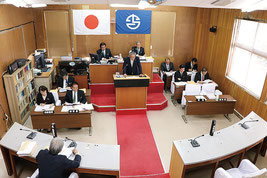町議会3月定例会で施政方針演説する外間町長=10日午前(町提供)