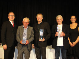 Roland Hirner (Casino Linz) und Moderatorin Tanja Haas gratulieren den Tarocksiegern 2019 Rudolf Raninger (2., Julbach), Sieger Manfred Huemer (Bad Leonfelden) und Günther Pestitschek (3., Graz)