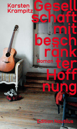 Das Cover von "Gesellschaft  mit beschränkter Hoffnung" zeigt einen Raum mit Holzboden und kleienr Treppe, die zu einer abgesplitterten Holztüre führt. Daneben ein Bänkchen mit Gitarre darauf. Davor liegen Schuhe.