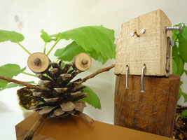 学生が木材や木の実などを使う教材研究で試作した作品
