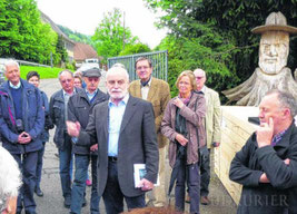 Die Mitglieder des Geschichts- und Heimatvereins besuchen die Holzwerke Dold und bekommen fachkundige Infos vom früheren Forstamtsleiter Eberhard Härle. Bild: Verein