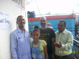 El premio Politzer de Literatura, Junot Díaz acompañado de Angel Medina , estudiantes y personas de la comunidad
