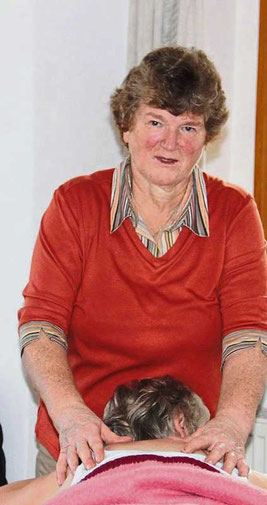 Elisabeth Ruhland bei der Schulter- und Nackenmassage.