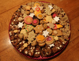 Großer Teller mit Weihnachtsgebäck