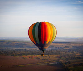 heißluftballon, der schwebt