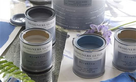 Pots de peinture de la gamme Designers Guild assorties aux tissus et papiers peints DG