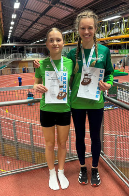 Lena Schießer und Sarah Bischoff, hier mit ihren Bronzemedaillen der Bayerischen Hallen-Meisterschaften