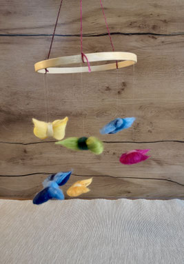 Babymobile mit gefilzten Schmetterlingen – liebevolles Geschenk zur Geburt oder Babyparty. Ideal für Wiege, Wickeltisch, Stubenwagen und Kinderzimmer.