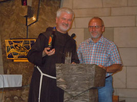 Kirchenpfleger Elmar Barth (rechts) bedankte sich namens der Kirchengemeinde mit einem Präsent bei Pater Christoph. (Foto: Bruno Deublein)