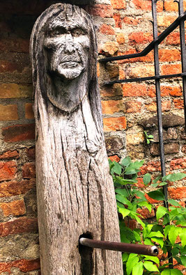 Der Hexenbrunnen bei einer Gespensterführung in Augsburg