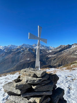 La croce di vetta della Cima Lariè