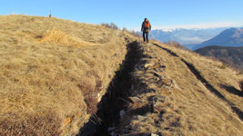 Trincea della linea Cadorna. A sinistra in alto la croce di vetta del Monte Spalavera