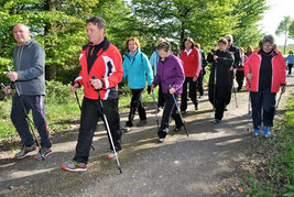 Start zum zwölften Frühstückslauf beim Turnverein Hohenklingen am Sonntagvormittag. Über 100 Läuferinnen und Läufer gingen auf die drei, sechs und neun Kilometer langen Parcours.