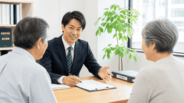 行政書士が60代夫婦へ相続手続きを説明している広島の相談風景