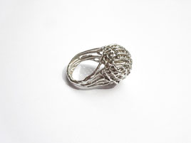 Une bague boule très originale est vue de coté.