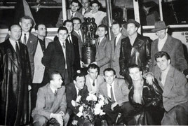Der Pokal ist in Dresden! Quelle: Bernhard Heck, 100 Jahre DSC.