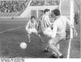 Halbfinale um den FDGB-Pokal in Berlin. Vorwärts - Einheit 1:3. Einheit in besagten Trikots. Quelle: Bundesarchiv.