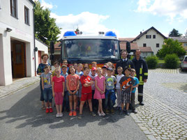 Die Schulklasse mit ihrer Lehrerin Frau Kühner (li.) sowie Kdt. Thomas Gebhard und Franz Schwägerl (re.)