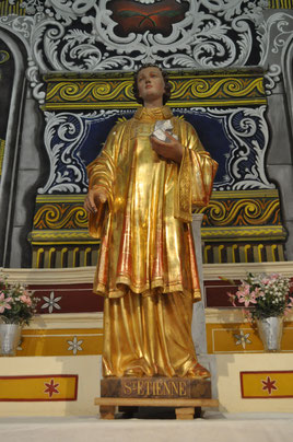 La statue est dorée à l'or fin