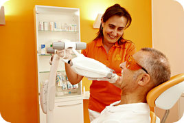 Bleaching durch Prophylaxeexpertin Sabrina (Foto: R. Doppelbauer)