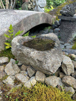 黒い石製六角形水鉢 約30センチ 水鉢 - すみ商