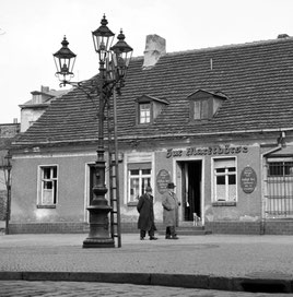 Zur Marktbörse in der Köpenicker Altstadt um 1958, Foto: Helmut Peter Fieweger.  Hahnemühle Fotopapier 50x50cm, 120 EUR