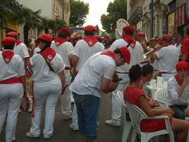 Feria de Beziers en rouge et blanc tradition du sud ouest