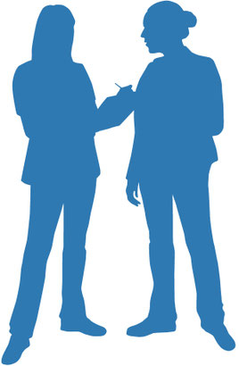 Grafische Darstellung: Zwei stehende Personen, eine hält ein Klemmbrett oder Notizblock und macht sich Notizen im Gespräch mit der anderen.