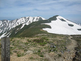 朝日連峰登山道　中岳方面への縦走