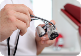 Bessere Sicht bei der Behandlung mit Lupen-Brille (© contrastwerkstatt - Foltolia.com)
