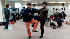 グンデルの師匠ブダ氏とバリ風おちゃらけポーズ。 プロデューサーあつし、頑張れっ!日本人の演奏者の皆さん、頑張ってください、応援してます!