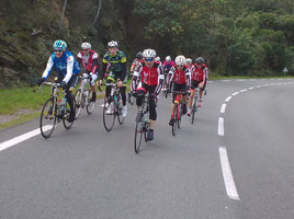 Le premier groupe dans la montée du Rayol.